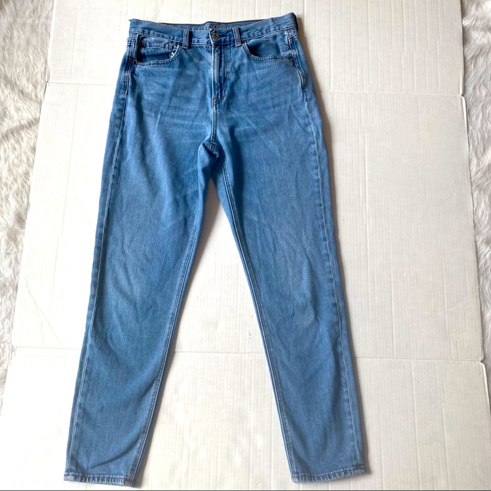 American Eagle Outfitters Mom Jeans high waist straight leg size 4 Regular